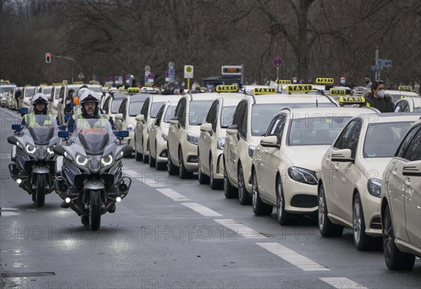 Motorcade and demonstration by Berlin taxi drivers at the Reichstag. The new rules for competitors such as Uber continue to lead to protests by taxi drivers, 13.03.2021