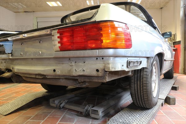 Restoration of a Mercedes 380 SL in a car paint shop