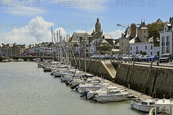 Harbour basin with boats and quay wall, Le Croisic, Loire-Atlantique, Pays de la Loire, France, Europe