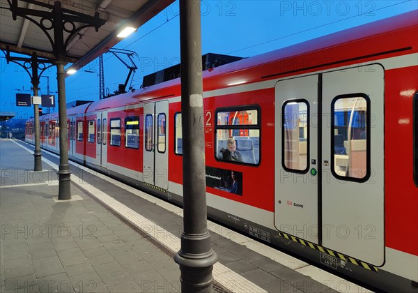 Deserted platform in the early morning with a regional train, main station, Witten, North Rhine-Westphalia, Germany, Europe