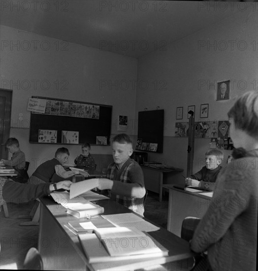 DEU, Germany, Dortmund: Personalities from politics, economy and culture from the years 1965-71. Sauerland. Village school 1st grade ca. 1965-6 with pupils of several years, Europe