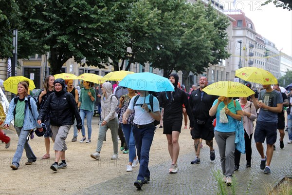 Berlin: The planned lateral thinkers' demonstration for peace and freedom against the corona measures of the federal government has been banned. A group of demonstrators marches towards Alexanderplatz