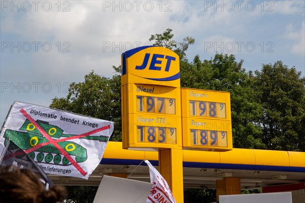 Demonstration in Landau, Palatinate: The demonstration was directed against the government's planned corona measures. There were also calls for peace negotiations instead of arms deliveries and effective measures to curb inflation. The current petrol prices can be seen at a Jet petrol station
