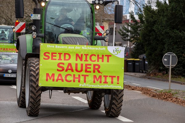 Farmers' protests in Ludwigshafen am Rhein: Large convoy of farmers from the Southern Palatinate and the Vorderpfalz on their way to a rally in Ludwigshafen. The protests are taking place nationwide and are directed against the government's plans to cancel subsidies for agricultural diesel and tax breaks for agricultural vehicles