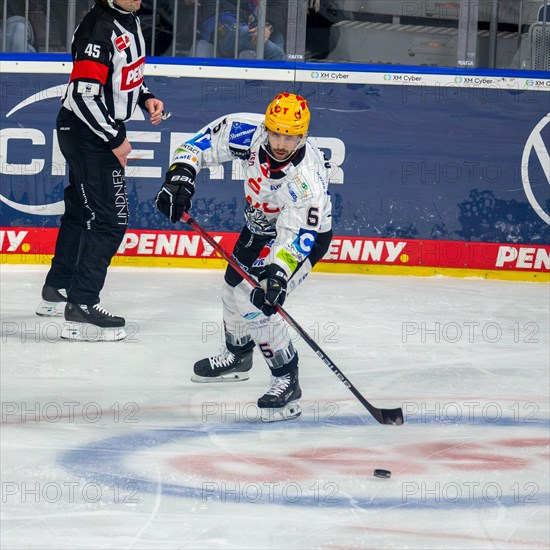 Anders Groenlund (Fischtown Pinguins Bremerhaven) at the DEL (German Ice Hockey League) away game at Adler Mannheim