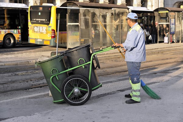 Rubbish collector, Alfama neighbourhood, Lisbon, Lisboa, Portugal, Europe