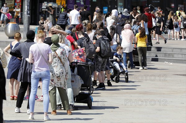 Queue in front of a department store at Alexanderplatz in Berlin. After the incidence figures fall and the lockdown ends, more life returns to the cities, 05.06.2021