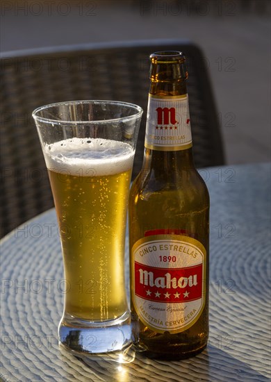 Glass and bottle of Mahou Cinco Estrellas 1890 cerveza especial beer, Maestria Cervecera, Spain, Europe