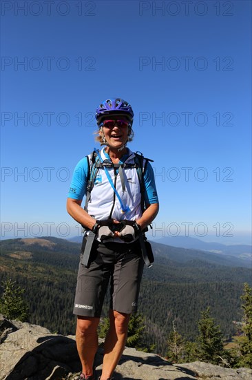 Mountain bike tour through the Bavarian Forest with the DAV Summit Club: Tour guide Birgit Aschenbrenner at the summit of the Grosser Arber