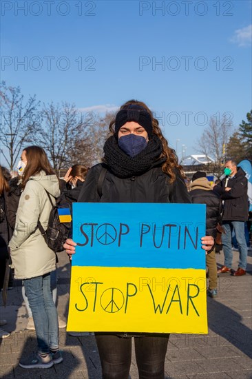 Peace demonstration against the war in Ukraine in the cities of Ludwigshafen and Mannheim with a joint closing rally in the courtyard of honour at Mannheim Palace