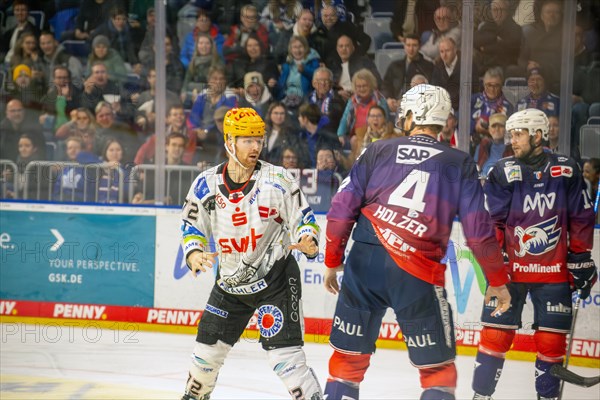 Adler Mannheim v Fischtown Pinguins Bremerhaven (PENNY DEL, German Ice Hockey League) : Fistfight between Korbinian Holzer and Phillip Bruggisser