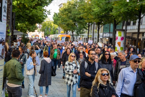 Citizens' protests in Mannheim. Among other things, the participants held signs to protest against arms deliveries, Russia sanctions and the associated energy crisis