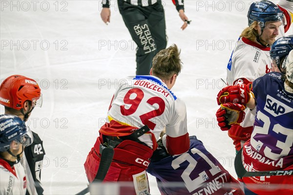 Fistfight between Kris Bennett (Mannheim) and Jakub Borzecki (Duesseldorf) during the game between Adler Mannheim and Duesseldorfer EG (PENNY DEL, Deutsche Eishockey Liga)
