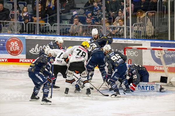 Game scene Adler Mannheim against Loewen Frankfurt (PENNY DEL, German Ice Hockey League)