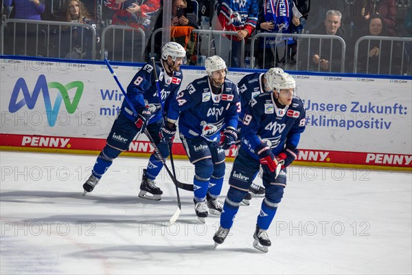 26.01.2024, DEL, German Ice Hockey League, Matchday 41) : Adler Mannheim against Iserlohn Roosters (cheering after the Adler took the lead 2:1)