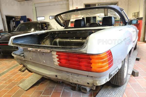 Restoration of a Mercedes 380 SL in a car paint shop