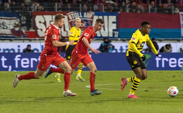 Football match, Lennard MALONEY 1.FC Heidenheim and Jan SCHOePPNER 1.FC Heidenheim left following Youssoufa MOUKOKO Borussia Dortmund on the ball, Voith-Arena football stadium, Heidenheim