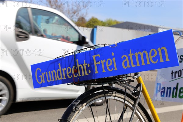 Rally against the corona measures: Demonstrators express their criticism of the corona policy with an authorised sign campaign in Industriestrasse in Ludwigshafen, including wearing masks outdoors. Aerosol scientists consider the risks of transmission outdoors to be very low