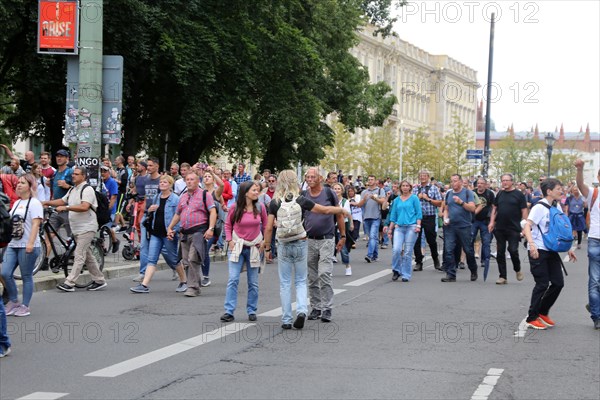 Berlin: The planned lateral thinkers' demonstration for peace and freedom against the corona measures of the federal government has been banned. A group of demonstrators marches towards Alexanderplatz