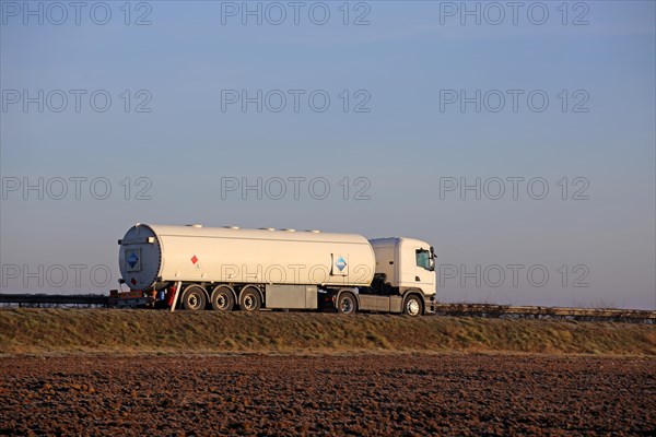 Aral truck on the motorway (A 65 near Hassloch, Germany, 13/02/2019), Europe