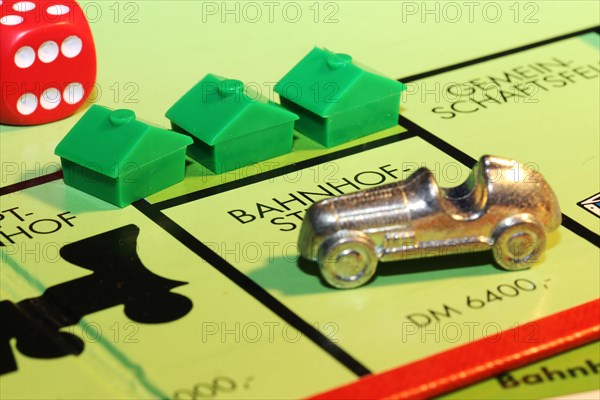 Symbolic image: Close-up of a Monopoly game (German)