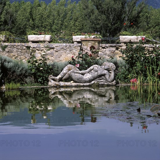 Renaissance castle garden of Lourmarin, Parc Naturel Regional du Luberon, Luberon, Provence, France, Europe