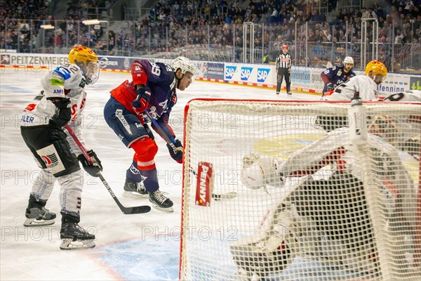 Game scene Adler Mannheim against Fischtown Pinguins Bremerhaven (PENNY DEL, German Ice Hockey League)