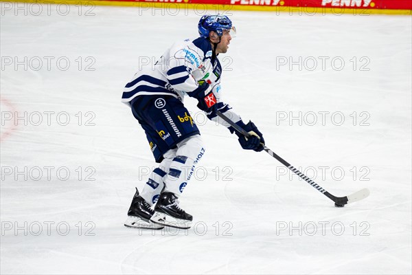 Brandon Gormley (33, Iserlohn Roosters) during the away game at Adler Mannheim on match day 41 of the 2023/2024 DEL (German Ice Hockey League) season