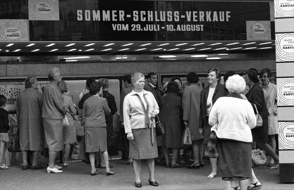 DEU, Germany, Dortmund: Personalities from politics, business and culture from the years 1965-71. Dortmund. Trade. Summer sale (SSV) 1965, Europe