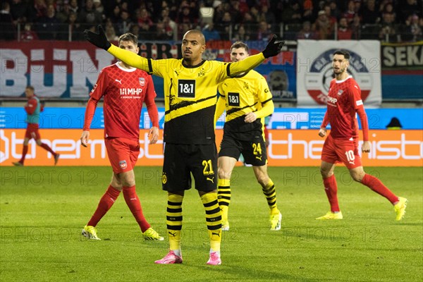 Football match, Donyell MALEN Borussia Dortmund does not understand the referee's decision, Voith-Arena football stadium, Heidenheim