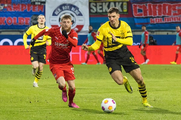 Football match, Thomas MEUNIER Borussia Dortmund on the ball in a duel with Jan-Niklas BESTE 1.FC Heidenheim right, football stadium Voith-Arena, Heidenheim