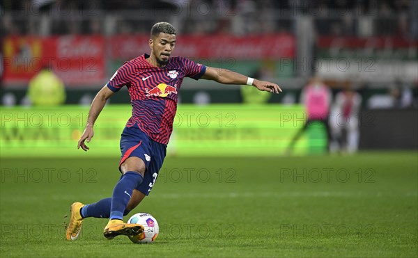 Benjamin Henrichs (39) RasenBallsport Leipzig RBL on the ball WWK Arena, Augsburg, Bavaria, Germany, Europe