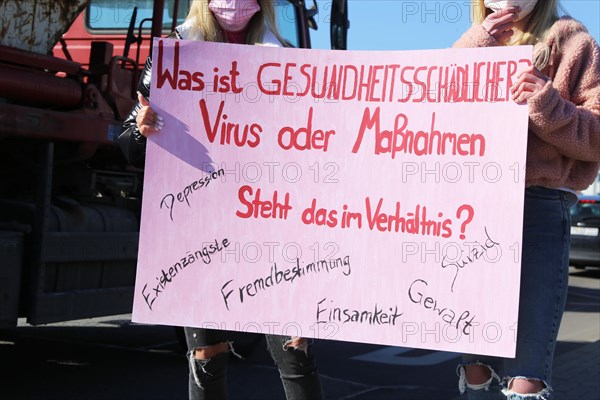 Rally against the corona measures: Demonstrators express their criticism of the corona policy with an authorised sign campaign in Industriestrasse in Ludwigshafen