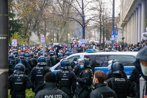 Demonstration in Frankfurt against the corona measures: The demonstration was broken up after a few minutes due to a lack of safety distances between the participants. The participants were forced to keep a safe distance of 1.50 metres between each other