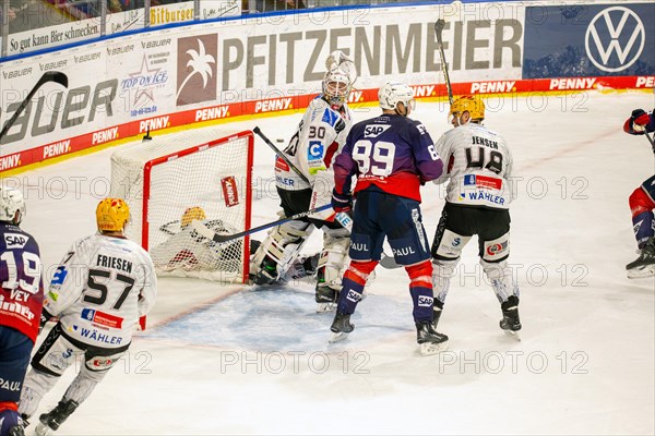 Game scene Adler Mannheim against Fischtown Pinguins Bremerhaven (PENNY DEL, German Ice Hockey League)