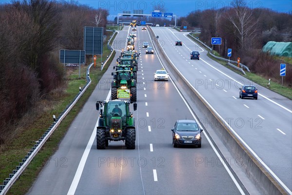 Farmers' protests in the Palatinate: a large convoy of farmers from the southern Palatinate and the Vorderpfalz set off on the A 65 motorway to a rally in Ludwigshafen. The protests are taking place nationwide and are directed against the government's plans to cancel subsidies for agricultural diesel and tax breaks for agricultural vehicles