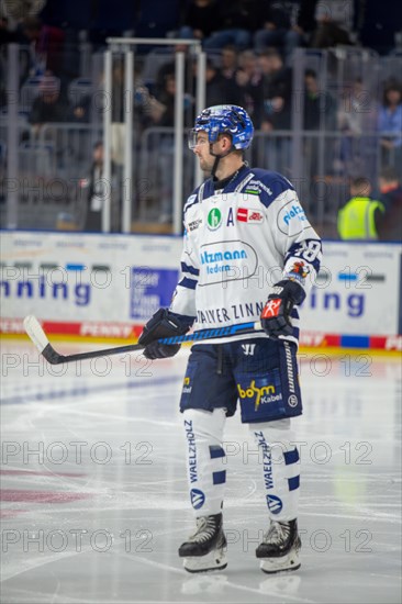 Eric Cornel (18, Iserlohn Roosters) during the away game at Adler Mannheim on match day 41 of the 2023/2024 DEL (German Ice Hockey League) season