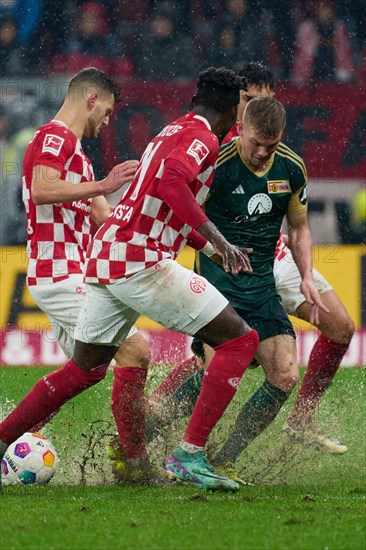 Football Bundesliga catch-up match Mainz 05-Union Berlin at the MEWA-Arena in Mainz. Mainz's (l-r) Tom Krauss and Danny da Costa and Berlin's Andras shepherd battle for the ball. Mainz, Rhineland-Palatinate, Germany, Europe