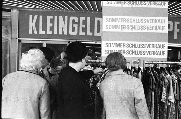 DEU, Germany, Dortmund: Personalities from politics, business and culture from the years 1965-71. Dortmund. Trade. Summer sales (SSV) 1965. slogan: small change is trumps, Europe