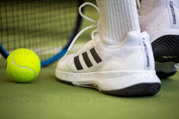 Tennis symbol: close-up of a tennis player in the hall