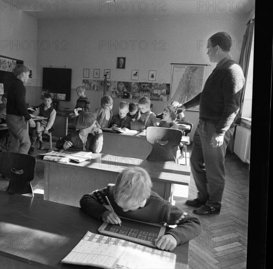 DEU, Germany, Dortmund: Personalities from politics, economy and culture from the years 1965-71. Sauerland. Village school 1st grade ca. 1965-6 with pupils of several years, Europe
