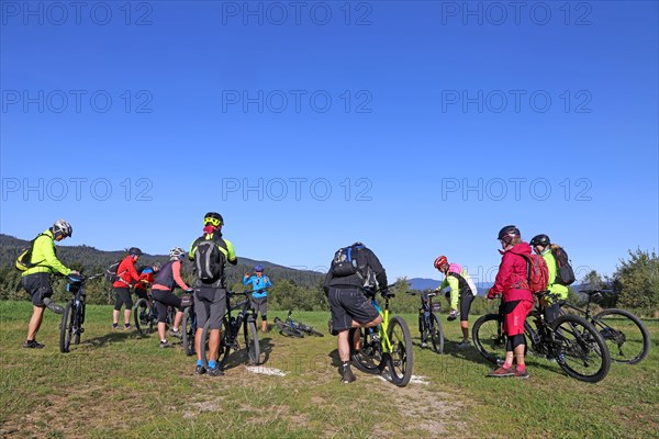 Mountain bike tour through the Bavarian Forest with the DAV Summit Club: Short briefing in front of the start of the first day tour