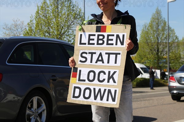 Rally against the corona measures: Demonstrators express their criticism of the corona policy with an authorised sign campaign in Industriestrasse in Ludwigshafen