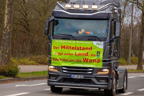 Farmers' protests in Ludwigshafen am Rhein: Large convoy of farmers and haulage companies from the Southern Palatinate and the Vorderpfalz on their way to a rally in Ludwigshafen