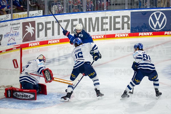 26.01.2024, DEL, German Ice Hockey League, Matchday 41) : Adler Mannheim vs Iserlohn Roosters (Dangerous situation in front of the Iserlohn Roosters goal. Goaltender Andreas Jenike, 92, Iserlohn Roosters and defenceman Hubert Labrie, 16, Iserlohn Roosters defuse the situation)