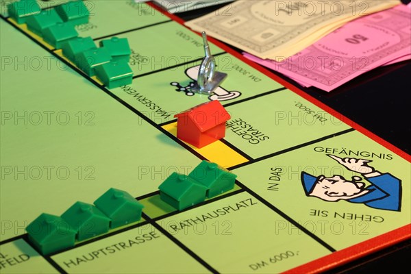 Symbolic image: Close-up of a Monopoly game (German)