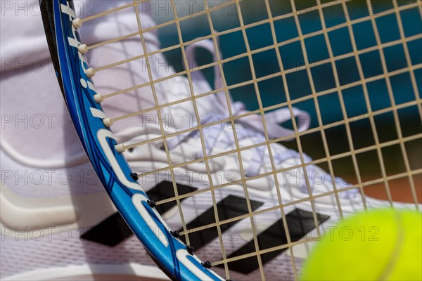 Symbolic image of tennis: close-up of a tennis player on a clay court