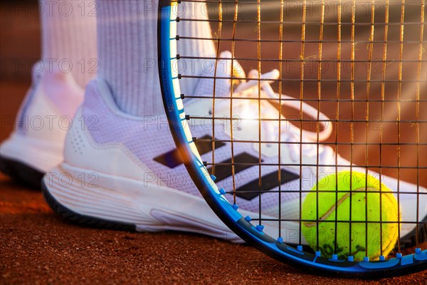 Symbolic image of tennis: close-up of a tennis player on a clay court