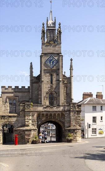 East Gate and St Peter's Chapel, Warwick, Warwickshire, England, UK