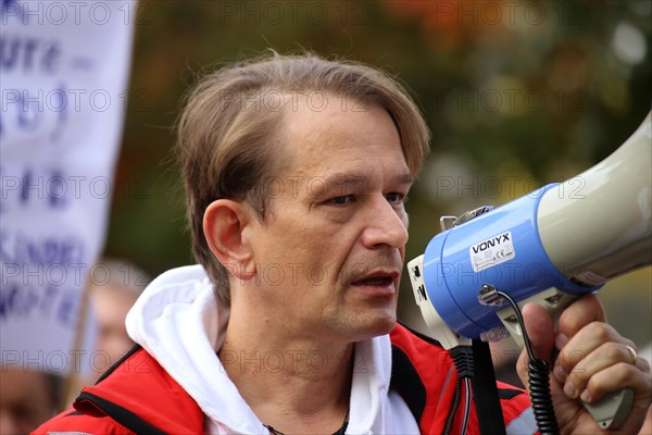 Corona protests in Mannheim: Several hundred opponents of the current corona measures gather at a rally organised at short notice. Among the speakers was Dr Bodo Schiffmann